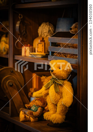 溫馨的一幕：泰迪熊被聖誕用品環繞。 134038560