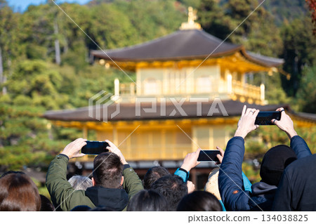 京都金閣寺，擠滿了外國遊客 134038825