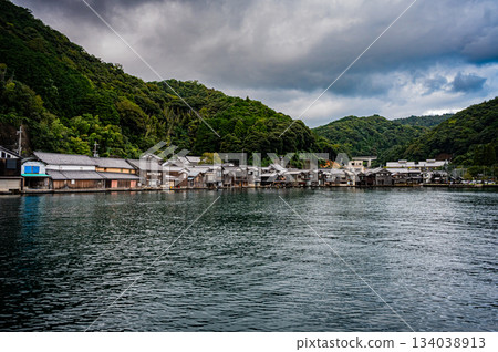 The boathouse scenery of Ine, Kyoto, spreads out under the blue sky 134038913