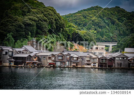 The boathouse scenery of Ine, Kyoto, spreads out under the blue sky 134038914