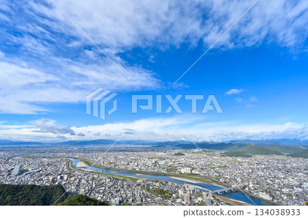 在晴朗的日子裡，從金華山俯瞰岐阜市 [岐阜風景] 134038933