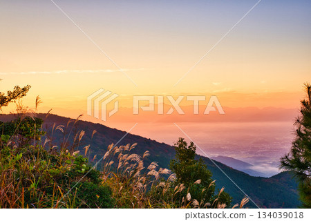 霧氣繚繞的山脊與金色的日出 | 令人驚嘆的風景攝影 霧氣繚繞的山脊與金色的日出 | 令人驚嘆的風景攝影 134039018
