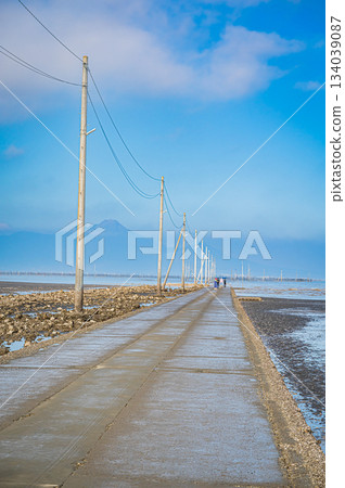 The road that leads to the fantastic sea of Osabeta Kaido Road in Kumamoto Prefecture 134039087