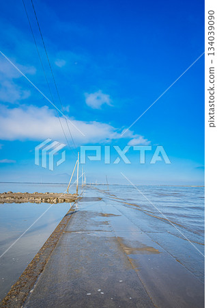 The road that leads to the fantastic sea of Osabeta Kaido Road in Kumamoto Prefecture 134039090