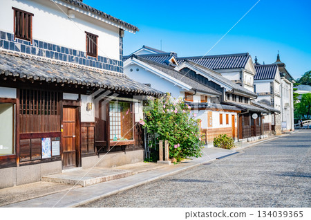 倉敷美觀歷史街區的古老街道和白牆景色 134039365