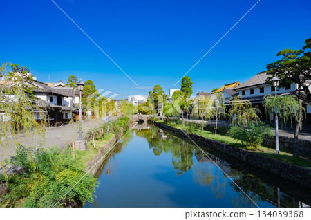 倉敷美觀歷史街區的古老街道和白牆景色 134039368