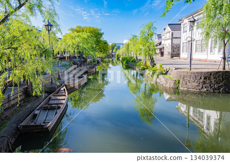 倉敷美觀歷史街區的古老街道和白牆景色 134039374