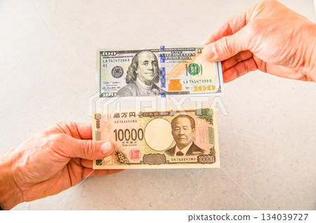 Image angle shot 6 of exchanging one $100 bill for one ¥10,000 bill 134039727