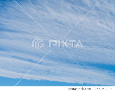 藍天和白色雲彩在12月 134039928