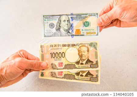 Image angle shot 2: exchanging one $100 bill for two ¥10,000 bills 134040105