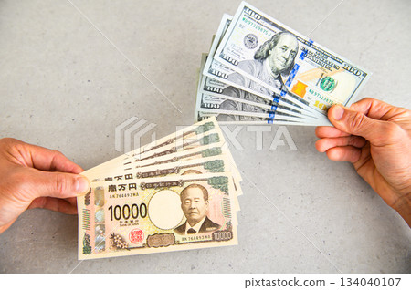 Image angle shot of five $100 bills exchanged for five ¥10,000 bills 134040107