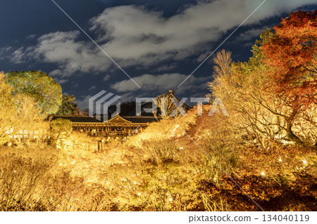 深秋時節的東福寺。從岩雲橋眺望燈火輝煌的通天橋。京都府京都市。 134040119