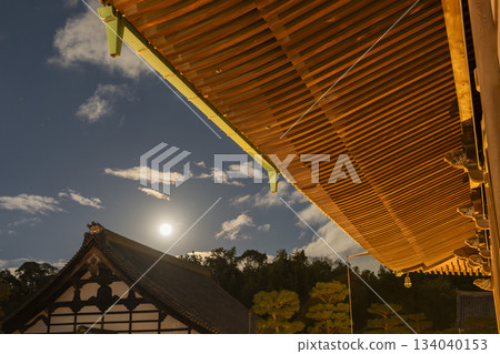 Tofukuji Temple in late autumn, full moon and temple hall, Kyoto City, Kyoto Prefecture 134040153