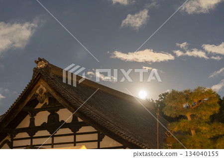 深秋時節，京都府京都市東福寺，滿月高懸，寺內殿宇風光旖旎。 134040155