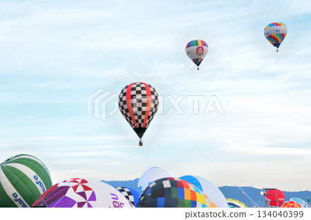 Hot air balloon · balloon Hot air balloon · balloon 134040399
