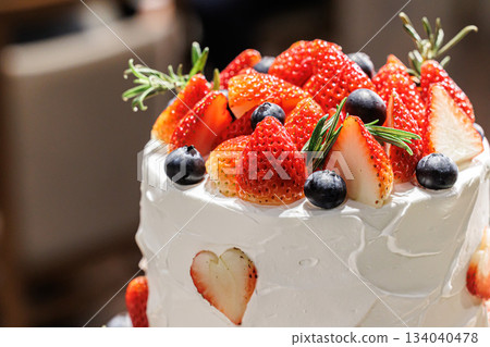 帶有大量草莓的大奶油蛋糕的圖像 — 婚禮蛋糕 134040478