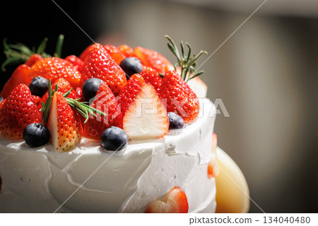 帶有大量草莓的大奶油蛋糕的圖像 — 婚禮蛋糕 134040480