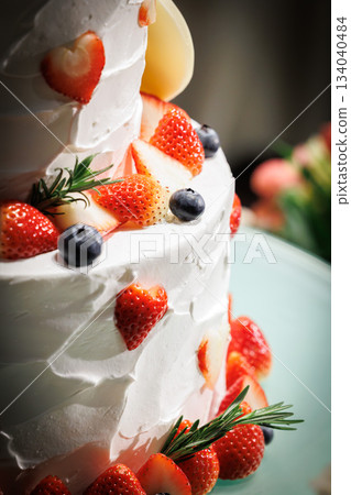 帶有大量草莓的大奶油蛋糕的圖像 — 婚禮蛋糕 134040484