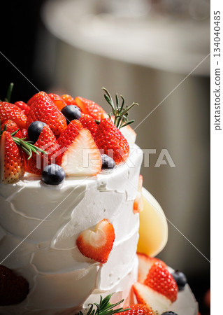 帶有大量草莓的大奶油蛋糕的圖像 — 婚禮蛋糕 134040485