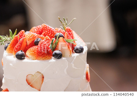 帶有大量草莓的大奶油蛋糕的圖像 — 婚禮蛋糕 134040540