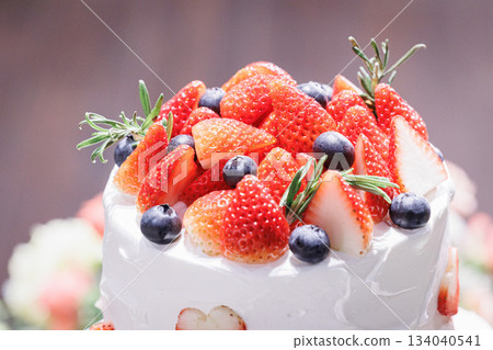 帶有大量草莓的大奶油蛋糕的圖像 — 婚禮蛋糕 134040541