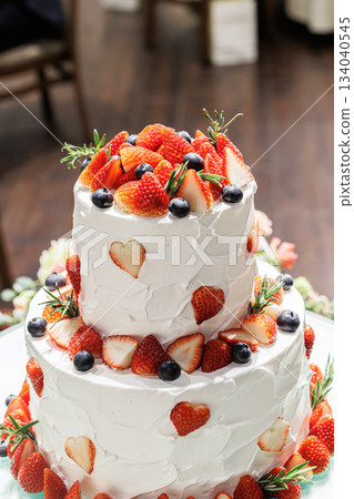 帶有大量草莓的大奶油蛋糕的圖像 — 婚禮蛋糕 134040545