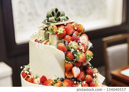 帶有大量草莓的大奶油蛋糕的圖像 — 婚禮蛋糕 134040557