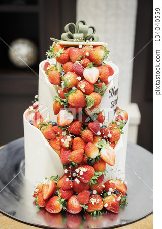 帶有大量草莓的大奶油蛋糕的圖像 — 婚禮蛋糕 134040559