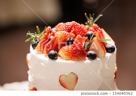 帶有大量草莓的大奶油蛋糕的圖像 — 婚禮蛋糕 134040562