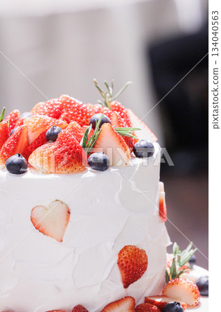 帶有大量草莓的大奶油蛋糕的圖像 — 婚禮蛋糕 134040563