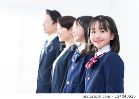 家庭、父母與孩子、入學典禮、畢業典禮、小學生、國中生 134040626