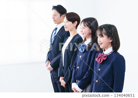 家庭、父母與孩子、入學典禮、畢業典禮、小學生、國中生 134040651