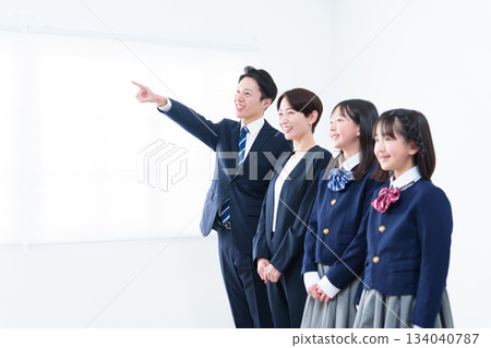 家庭、父母與孩子、指向、目標、未來 134040787