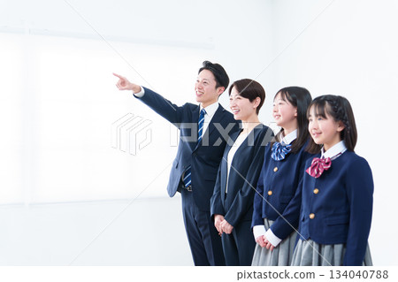 家庭、父母與孩子、指向、目標、未來 家庭、父母與孩子、指向、目標、未來 134040788