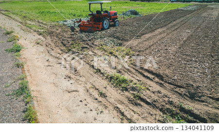 field, farming, tractor 134041109