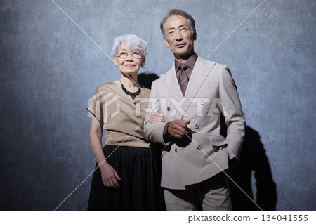 黑色背景上的一對友善老年夫婦的肖像 134041555