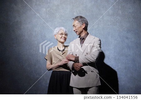 黑色背景上的一對友善老年夫婦的肖像 134041556