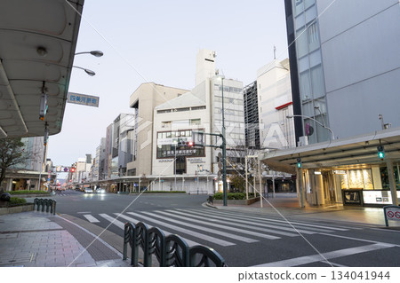 清晨,京都府京都市四條河原町十字路口 清晨,京都府京都市四條河原町十字路口 134041944