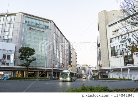 清晨,京都府京都市四條河原町十字路口 清晨,京都府京都市四條河原町十字路口 134041945