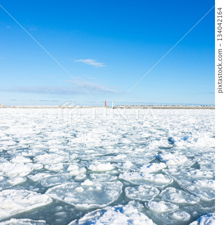 A landscape of drift ice washing ashore on the Sea of Okhotsk in Hokkaido under the blue winter sky 134042164