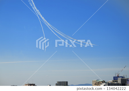 日本航空自衛隊「藍色衝擊」戰鬥機飛越城市 日本航空自衛隊「藍色衝擊」戰鬥機飛越城市 134042222