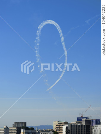 日本航空自衛隊「藍色衝擊」戰鬥機飛越城市 134042223