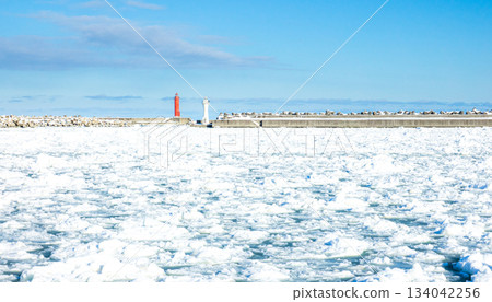 Winter blue sky and drift ice scenery in the Sea of Okhotsk, Hokkaido 134042256