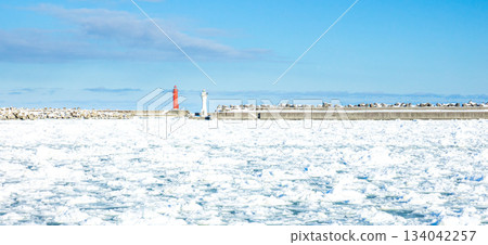 北海道鄂霍次克海的冬日藍天和浮冰景色 北海道鄂霍次克海的冬日藍天和浮冰景色 134042257