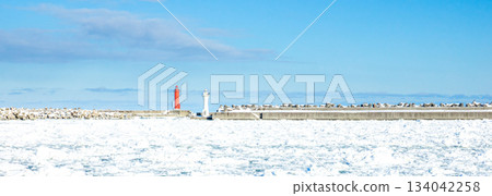 北海道鄂霍次克海的冬日藍天和浮冰景色 134042258