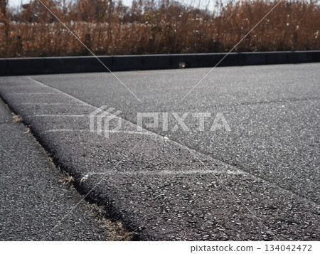 瀝青路面、車輛階梯、留白、混凝土路面、小階梯都是問題 瀝青路面、車輛階梯、留白、混凝土路面、小階梯都是問題 134042472