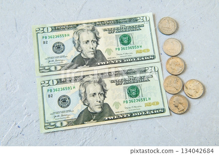 平鋪的2張20美元紙鈔和美國硬幣 平鋪的2張20美元紙鈔和美國硬幣 134042684