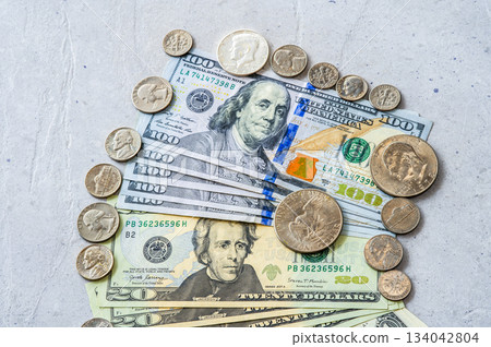 100美元紙幣、20美元紙幣和美國硬幣的平鋪特寫 134042804