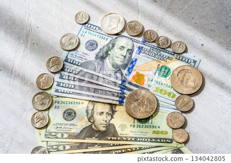 100美元紙幣、20美元紙幣和美國硬幣的特寫鏡頭，光影效果 134042805