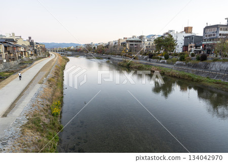 Early morning view of the Kamo River from Shijo Ohashi Bridge, sunrise, Kyoto City, Kyoto Prefecture 134042970